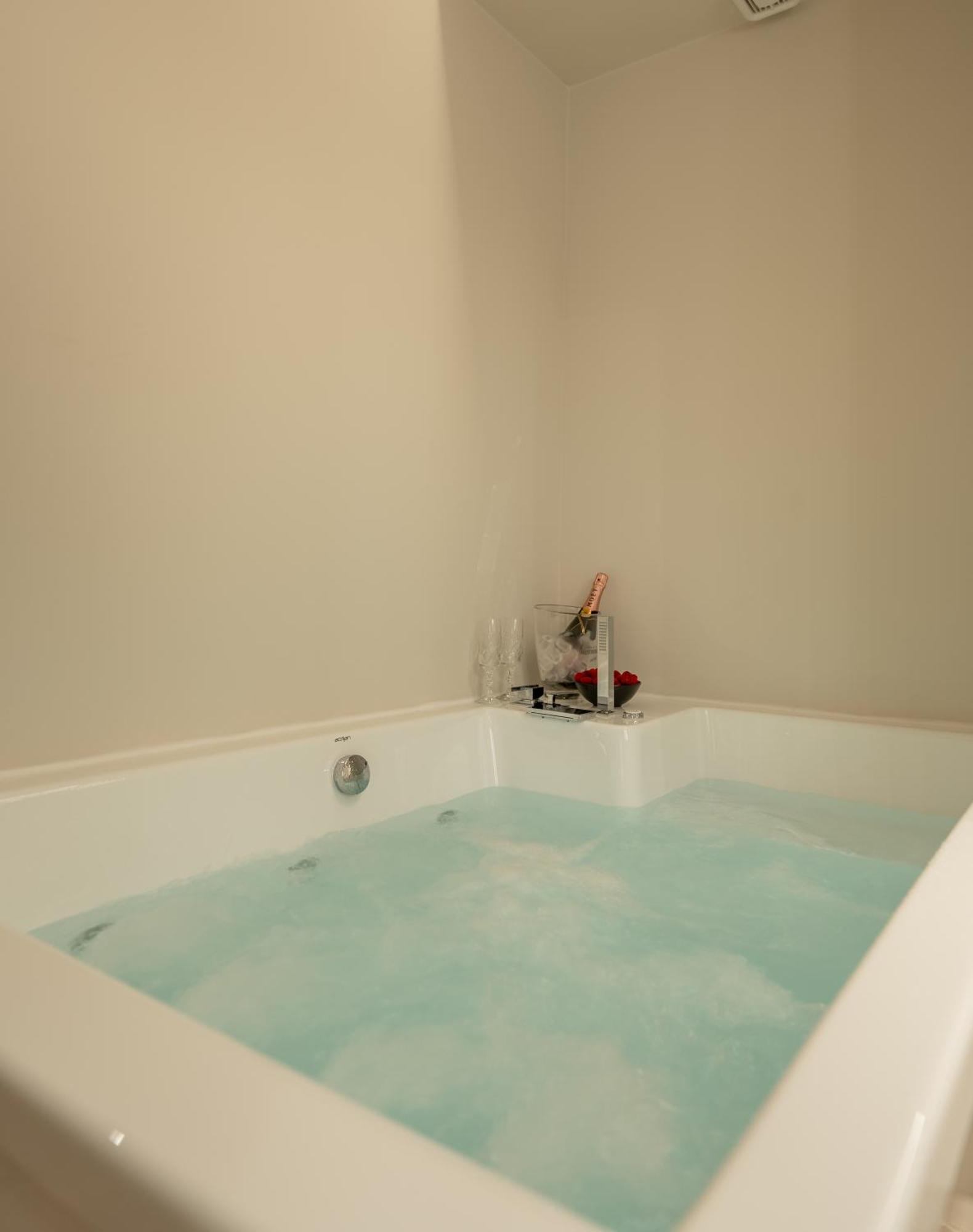 Derouse Othon Suite With Hydromassage Jacuzzi Athena Bagian luar foto