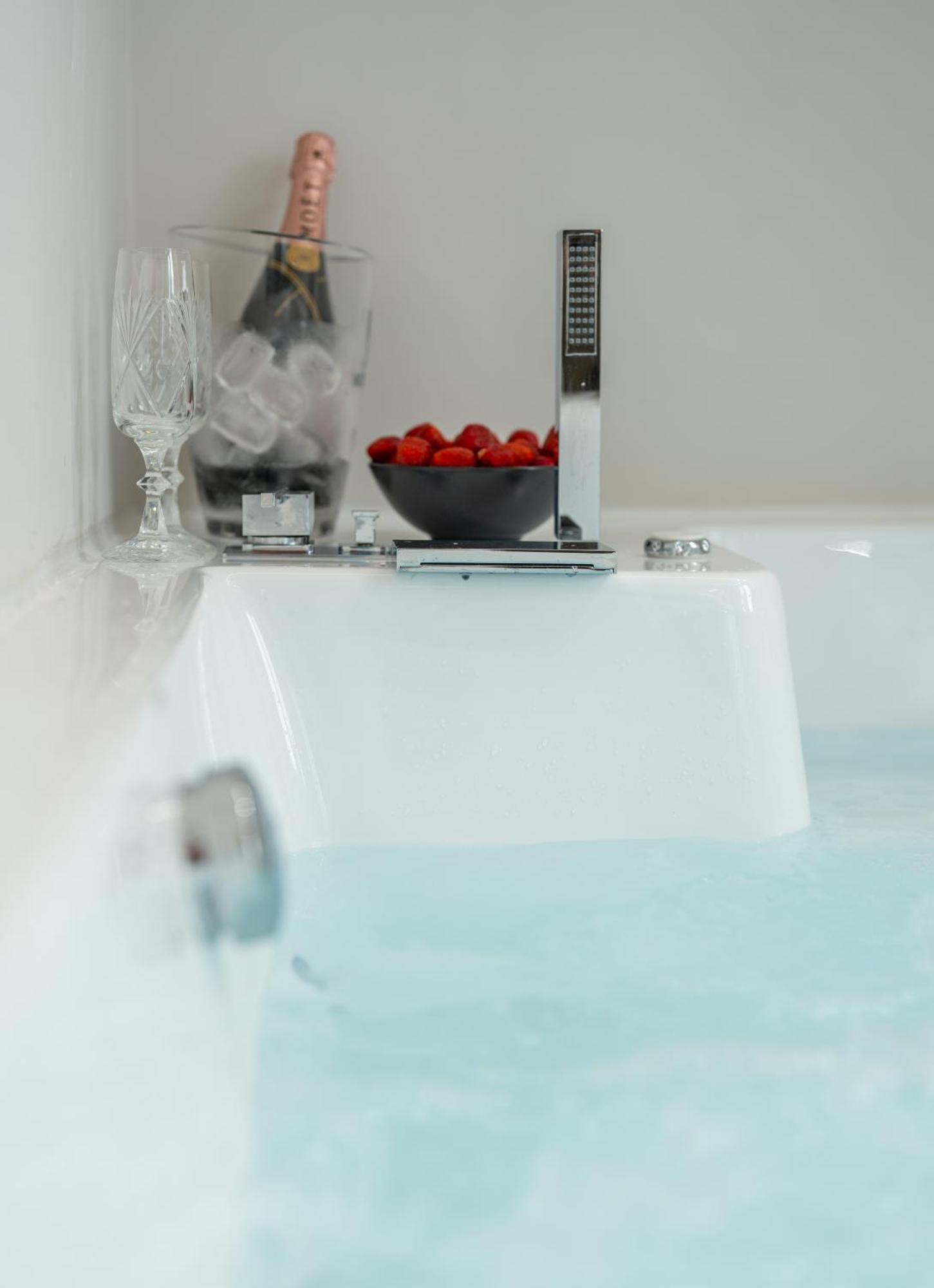 Derouse Othon Suite With Hydromassage Jacuzzi Athena Bagian luar foto
